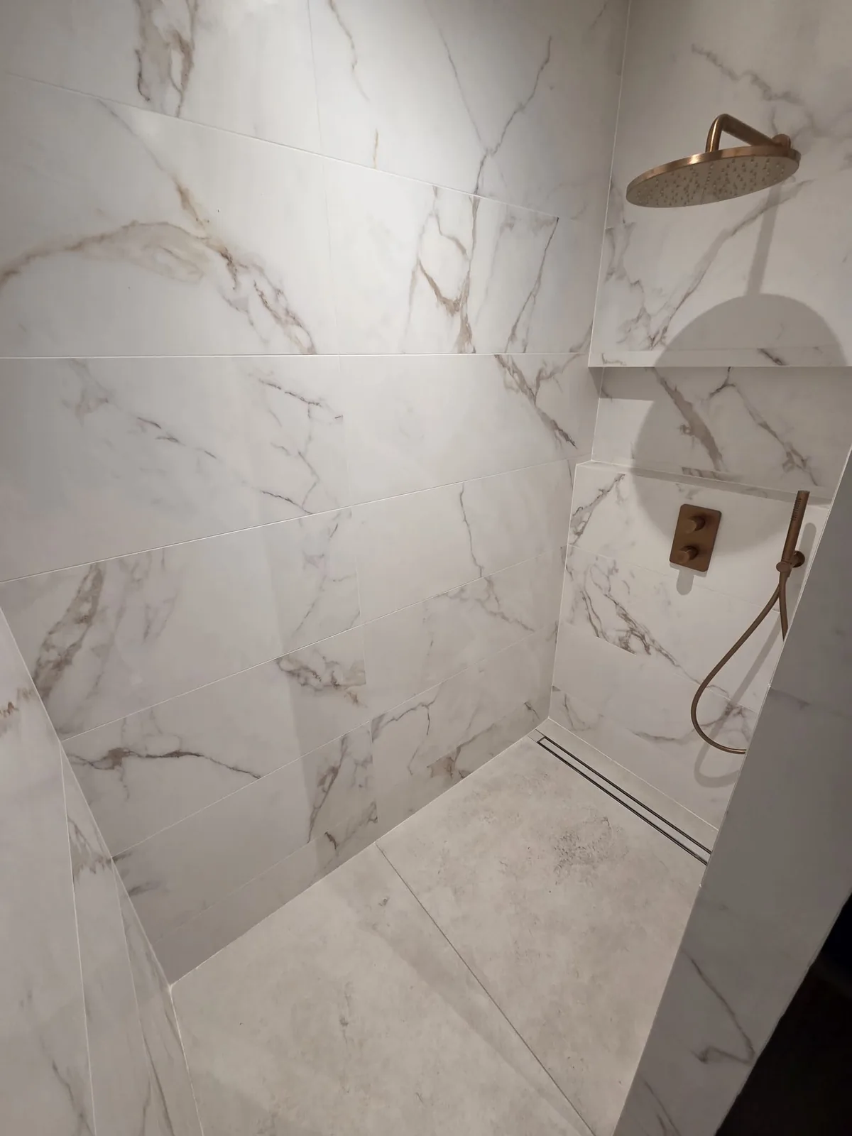 Détail de mur en carrelage marbre posé par AS de Bâtiment