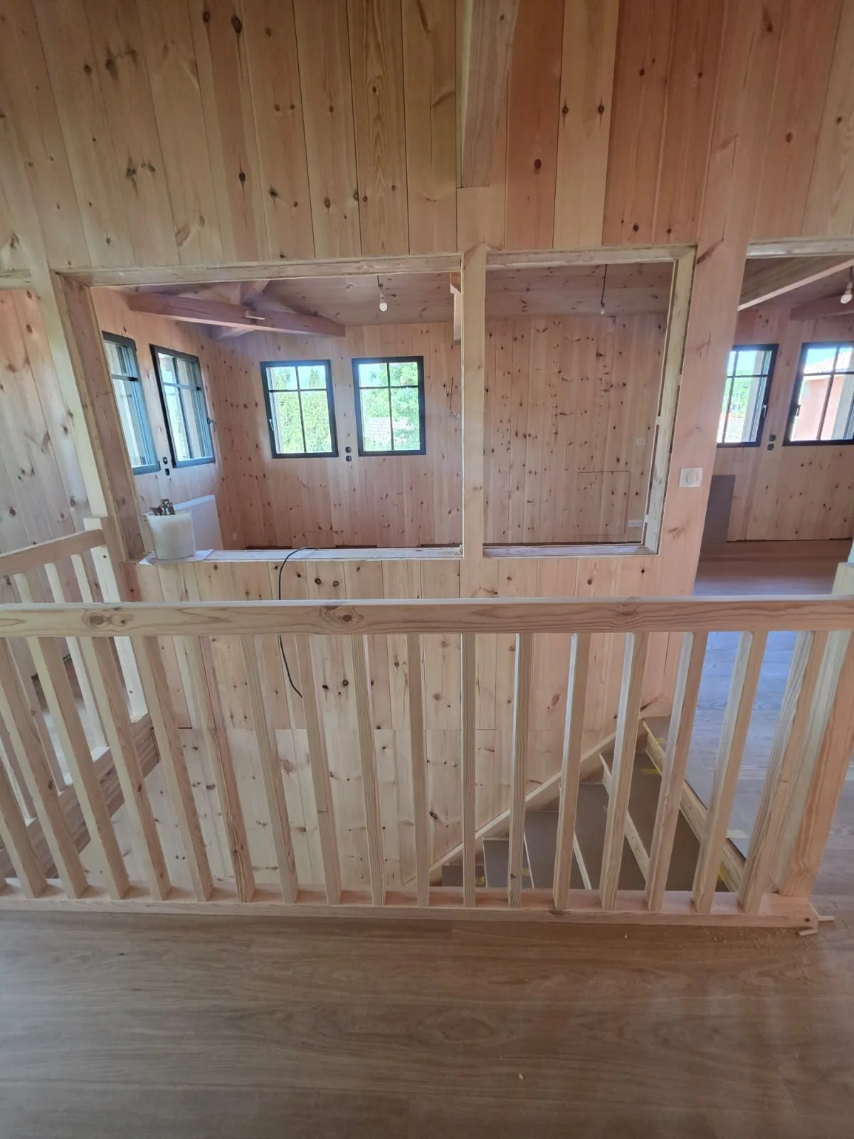 Intérieur d'extension en bois aménagé par AS de Bâtiment