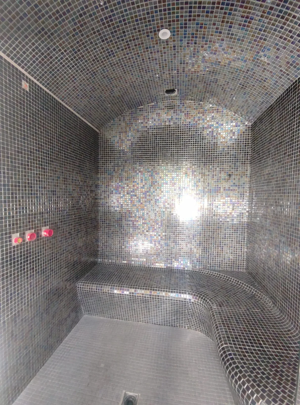 Hammam sur mesure habillé de mosaïque de verre, réalisé par AS de Bâtiment