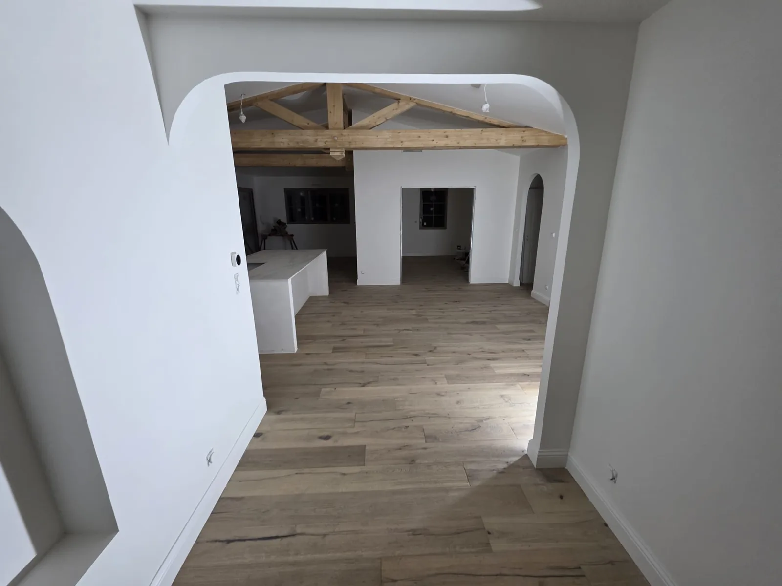 Intérieur de maison ancienne rénové, arches et poutres apparentes