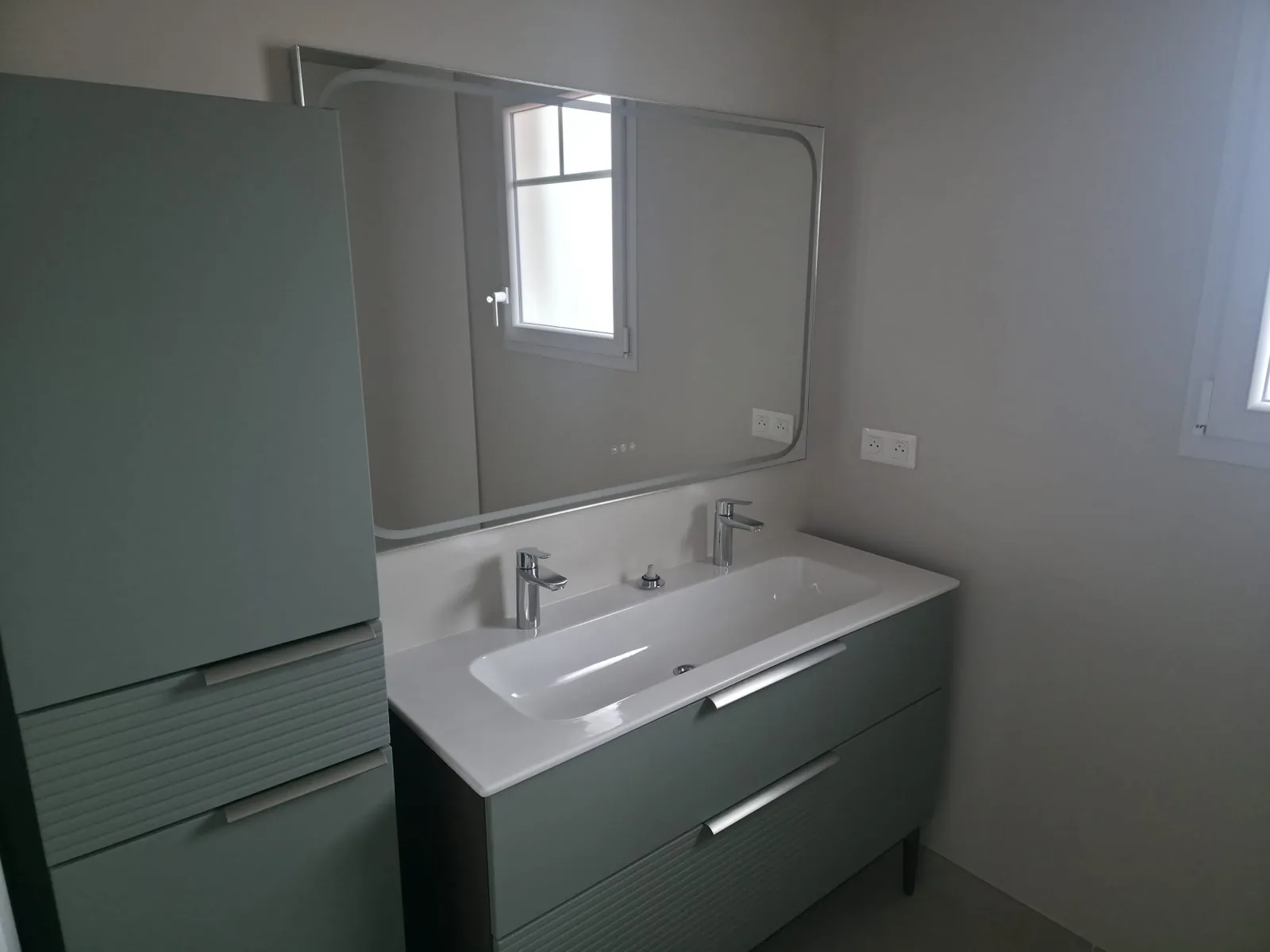 Salle de bain rénovée avec double vasque par AS de Bâtiment